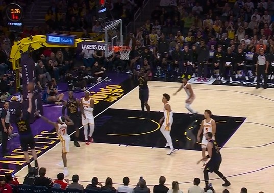 手感来了挡不住！詹姆斯突破差点失误 拉拉维亚底角强投压哨三分